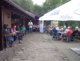 Volles Programm bei den Ehemaligen in Idar-Oberstein: Neben Informationen von Bundesvorstandsmitglied Ernst Wendland und Mitgliederehrungen standen gemütliche Stunden bei Kaffee und Kuchen mit anschließendem Spaziergang und zünftigem Grillabend auf dem Programm. Foto: KERH Idar-Oberstein