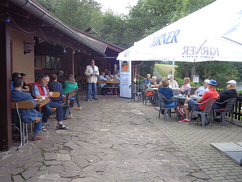 Volles Programm bei den Ehemaligen in Idar-Oberstein: Neben Informationen von Bundesvorstandsmitglied Ernst Wendland und Mitgliederehrungen standen gemütliche Stunden bei Kaffee und Kuchen mit anschließendem Spaziergang und zünftigem Grillabend auf dem Programm. Foto: KERH Idar-Oberstein