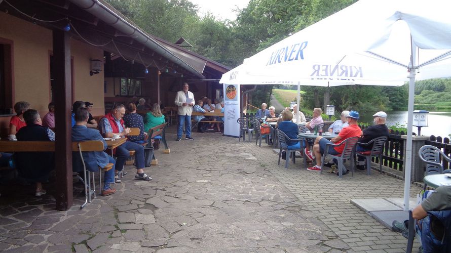 Volles Programm bei den Ehemaligen in Idar-Oberstein: Neben Informationen von Bundesvorstandsmitglied Ernst Wendland und Mitgliederehrungen standen gemütliche Stunden bei Kaffee und Kuchen mit anschließendem Spaziergang und zünftigem Grillabend auf dem Programm. Foto: KERH Idar-Oberstein