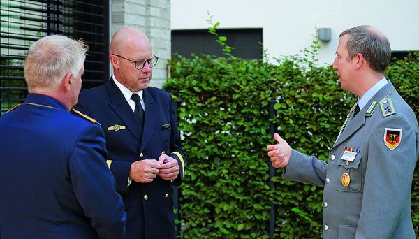 Im Dialog: Oberstabsfeldwebel Karl-Uwe Hahn, Flottillenadmiral Thomas Lehnen und Stabsfeldwebel Josef Kistler (v.l.) unterhalten sich am Rande der Tagung. Foto: DBwV/Kruse