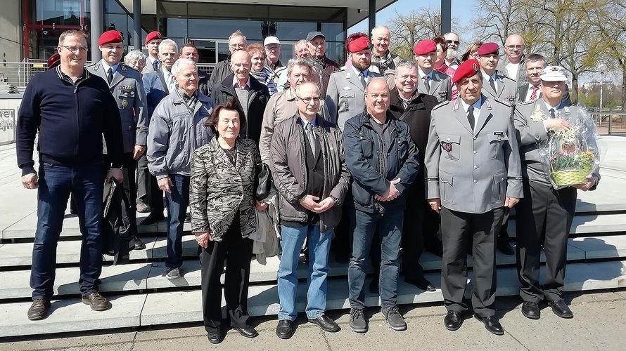 Die Delegation vor dem Landtag. Foto: privat