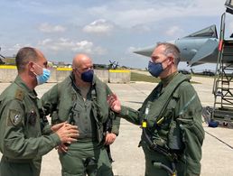 Generalmajor Viorel Pana, Chef der Rumänischen Luftwaffe, Generalleutnant Ingo Gerhartz, Inspekteur der Luftwaffe, und Air Marshall Gerry Mayhew, stellvertretender Chef der britischen Luftwaffe, stehen auf dem Rollfeld des Militärflughafens von Constanta in Rumänien vor einem Eurofighter. Foto: Twitter/Bundeswehr