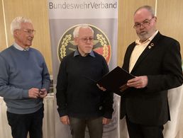 Oberstabsfeldwebel a.D. Heinz-Georg Arends (Schriftführer), der Jubilar Manfred Johnke und der Vorsitzende Peter Pfaff (v.l.) Foto: DBwV