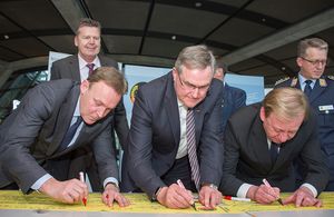 Thomas Oppermann (SPD), Franz Josef Jung und Ingo Gädechens (beide CDU) signieren das Gelbe Band (v.l.).Foto: DBwV/Bombeke