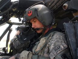 Chief Warrant Officer Jason LaCrosse bereitet seinen UH-60 „Black Hawk“ MedEvac-Helikopter auf den Start vor. Foto: Privat/LaCrosse