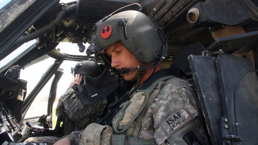 Chief Warrant Officer Jason LaCrosse bereitet seinen UH-60 „Black Hawk“ MedEvac-Helikopter auf den Start vor. Foto: Privat/LaCrosse