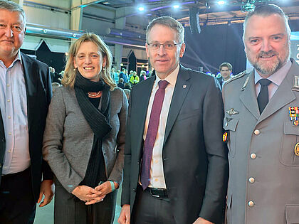 Thomas Behr, Bundesbildungs- und Familienministerin Karin Prien, Ministerpräsident Daniel Günther und Oberst Dr. Marc Lemmermann vom Reservistenverband. Foto: DBwV