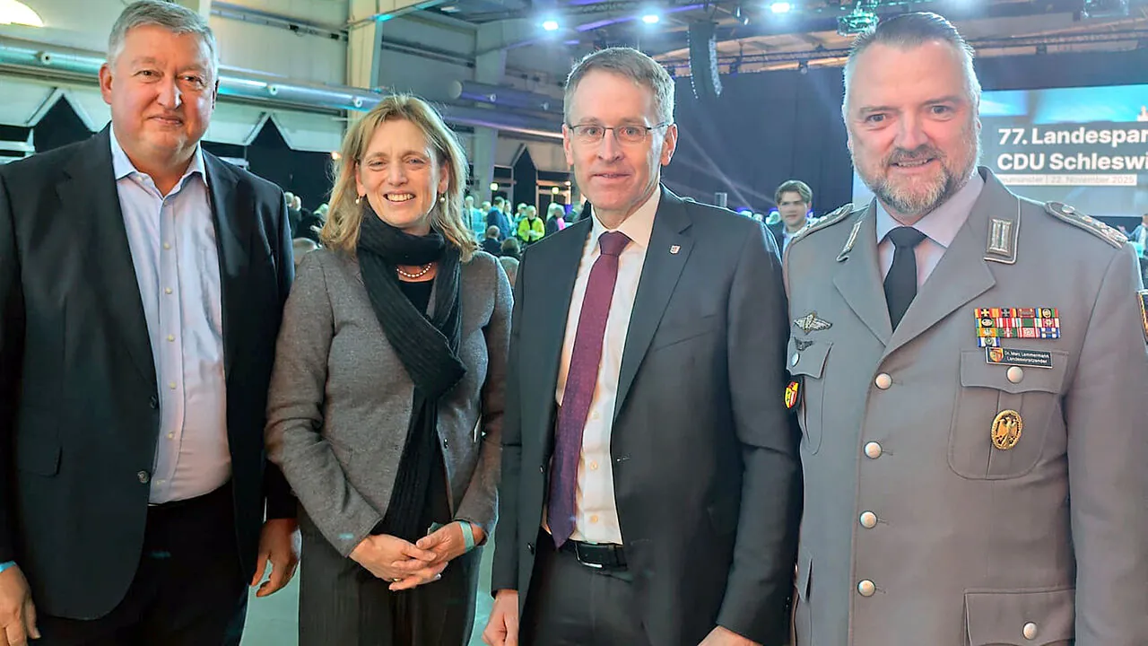 Thomas Behr, Bundesbildungs- und Familienministerin Karin Prien, Ministerpräsident Daniel Günther und Oberst Dr. Marc Lemmermann vom Reservistenverband. Foto: DBwV