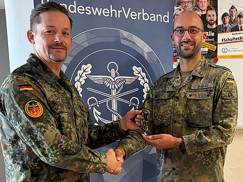 Der Vorsitzende der TruKa 2./383, Stabsfeldwebel Maik Strauch (l.) beglückwünscht den neu gewählten Schriftführer Oberfeldwebel Mario Lubich. Foto: Maik Strauch