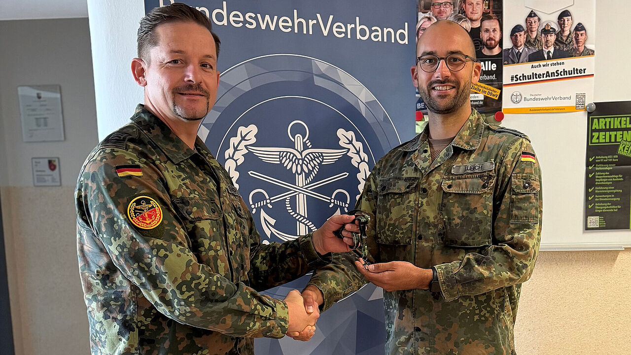 Der Vorsitzende der TruKa 2./383, Stabsfeldwebel Maik Strauch (l.) beglückwünscht den neu gewählten Schriftführer Oberfeldwebel Mario Lubich. Foto: Maik Strauch