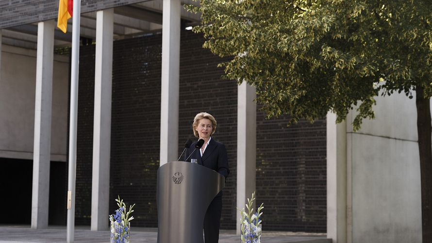 Verteidigungsministerin Ursula von der Leyen bei der feierlichen Eröffnung Foto: dpa