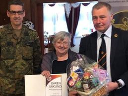 Bei der Ehrung in Delmenhorst: Oberstabsfeldwebel Oliver Sekuli, Anneliese Theel und Oberstleutnant a.D. Harald Mauritz. Foto: Landesverband Nord