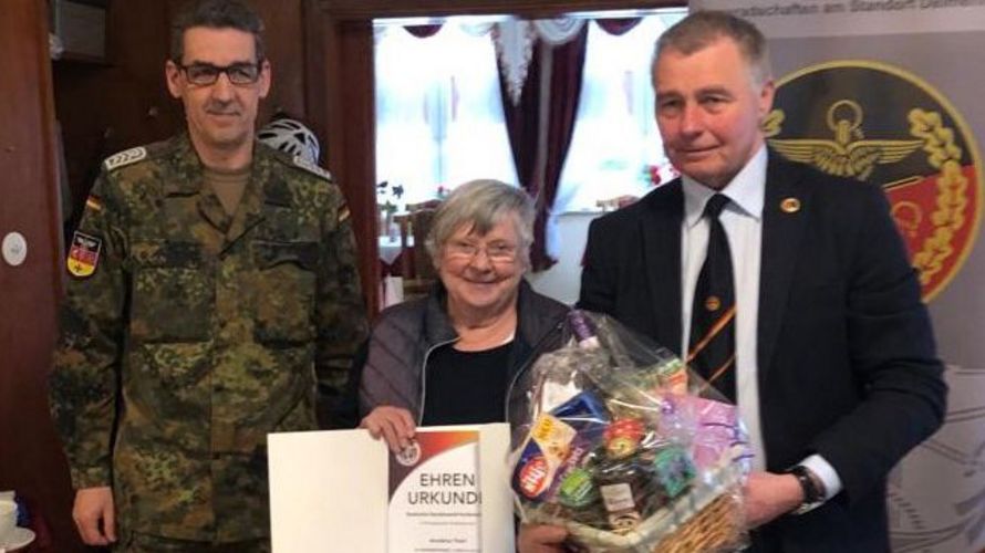 Bei der Ehrung in Delmenhorst: Oberstabsfeldwebel Oliver Sekuli, Anneliese Theel und Oberstleutnant a.D. Harald Mauritz. Foto: Landesverband Nord