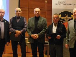 Letzte Amtshandlung als Vorsitzender: Wilhelm Schäfer ehrt gemeinsam mit dem Bezirksvorsitzenden Michael Grothe langjährige Weggefährten. Oberstabsfeldwebel a.D. Wulf  Krampfer,  Hauptmann a.D. Klaus Gidde und Hauptmann a.D. Wolfgang Kuhn erhalten für 50 Jahre Mitgliedschaft die Treueurkunde/-Nadel des DBwV. Foto: KERH Aachen