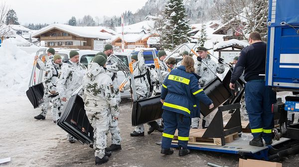 Vor dem Räumeinsatz: Soldaten nehmen Schneeschaufeln vom THW entgegen. Foto: Bundeswehr/Weber