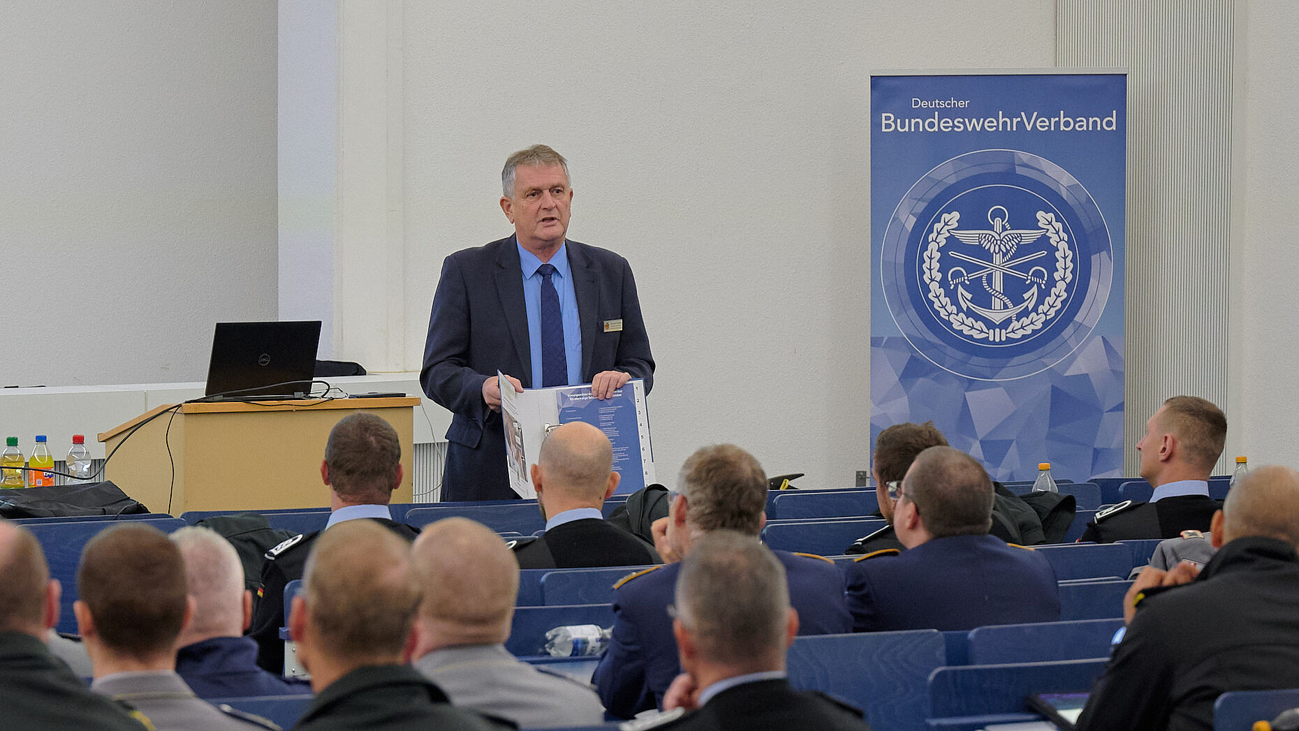 Vorsitzender ERH Bernhard Hauber sensibilisierte die Berufssoldaten für Themen der Vorsorge. Foto: IK