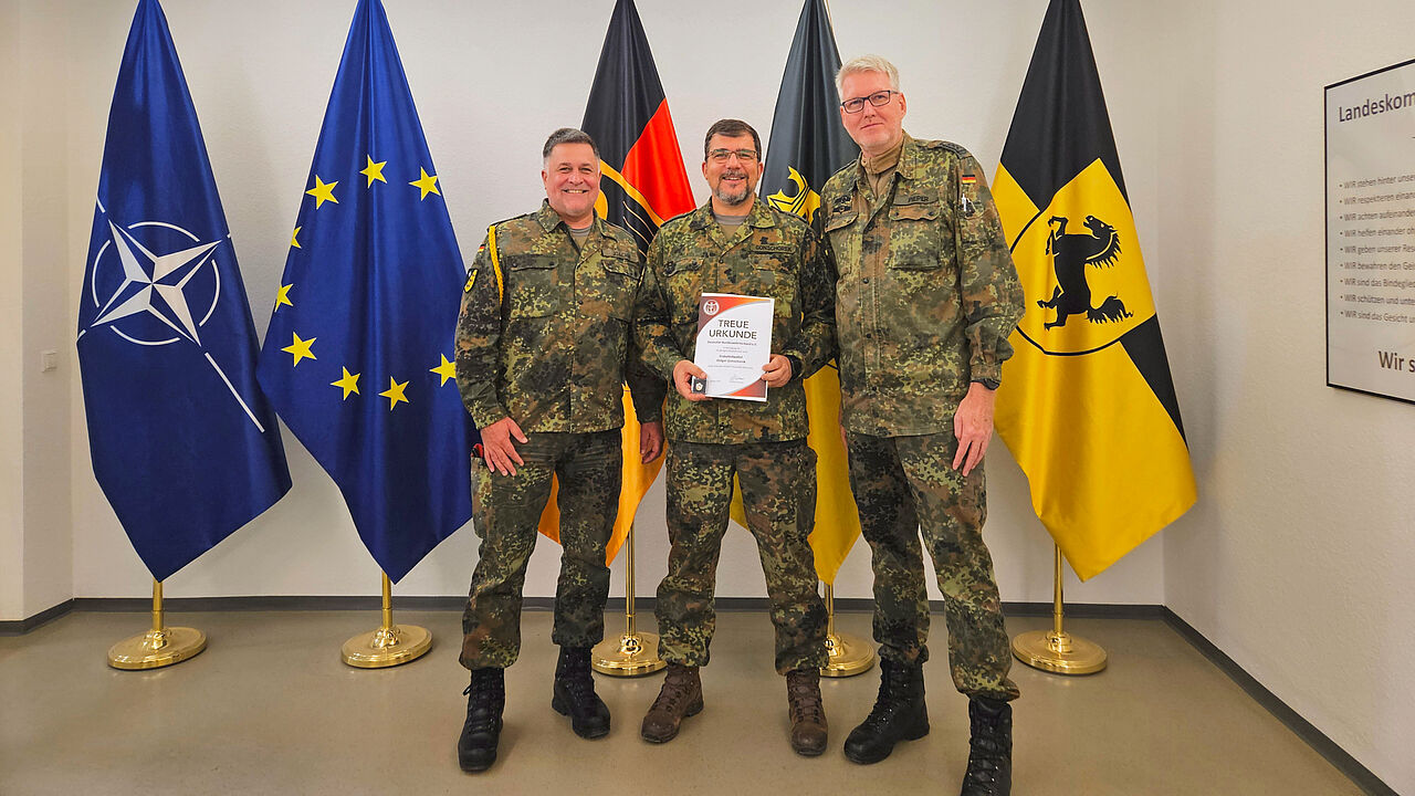 Nach der Auszeichnung bei der TruKa LKdo BW: Oberstabsfeldwebel Joachim, geehrter Stabsfeldwebel Holger Gonschorek und TruKa-Vorsitzender Stabsfeldwebel Ralf Pieper. Foto: Pieper