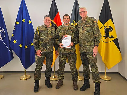 Nach der Auszeichnung bei der TruKa LKdo BW: Oberstabsfeldwebel Joachim, geehrter Stabsfeldwebel Holger Gonschorek und TruKa-Vorsitzender Stabsfeldwebel Ralf Pieper. Foto: Pieper
