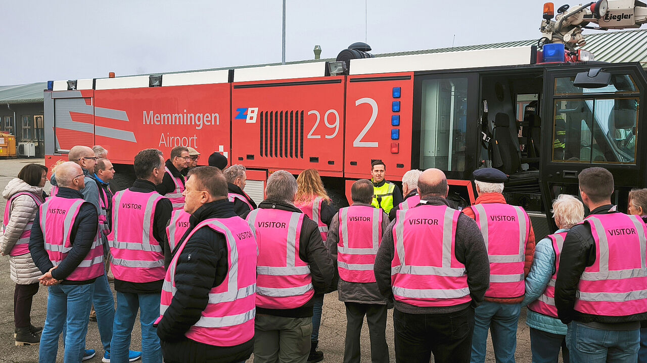 Ein Höhepunkt des Besuchs des Flughafen Memmingen war für die KERH die Besichtigung der Flugplatzfeuerwehr mit ihren hochmodernen Löschfahrzeugen. Foto: Detlef Döring