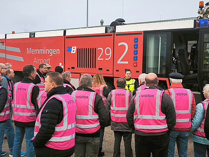 Ein Höhepunkt des Besuchs des Flughafen Memmingen war für die KERH die Besichtigung der Flugplatzfeuerwehr mit ihren hochmodernen Löschfahrzeugen. Foto: Detlef Döring