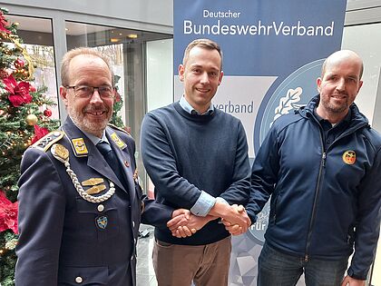 Zusammenarbeit Hand in Hand für die die Interessen der Zivilbeschäftigten: Landesvorsitzender Stabsfeldwebel Volker Keil, der neu gewählte Beauftragte für Tarifrechtsangelegenheiten Marcus Prange und der Beisitzer Zivile Beschäftigte Sebastian Käding. Foto: Gerald Arleth