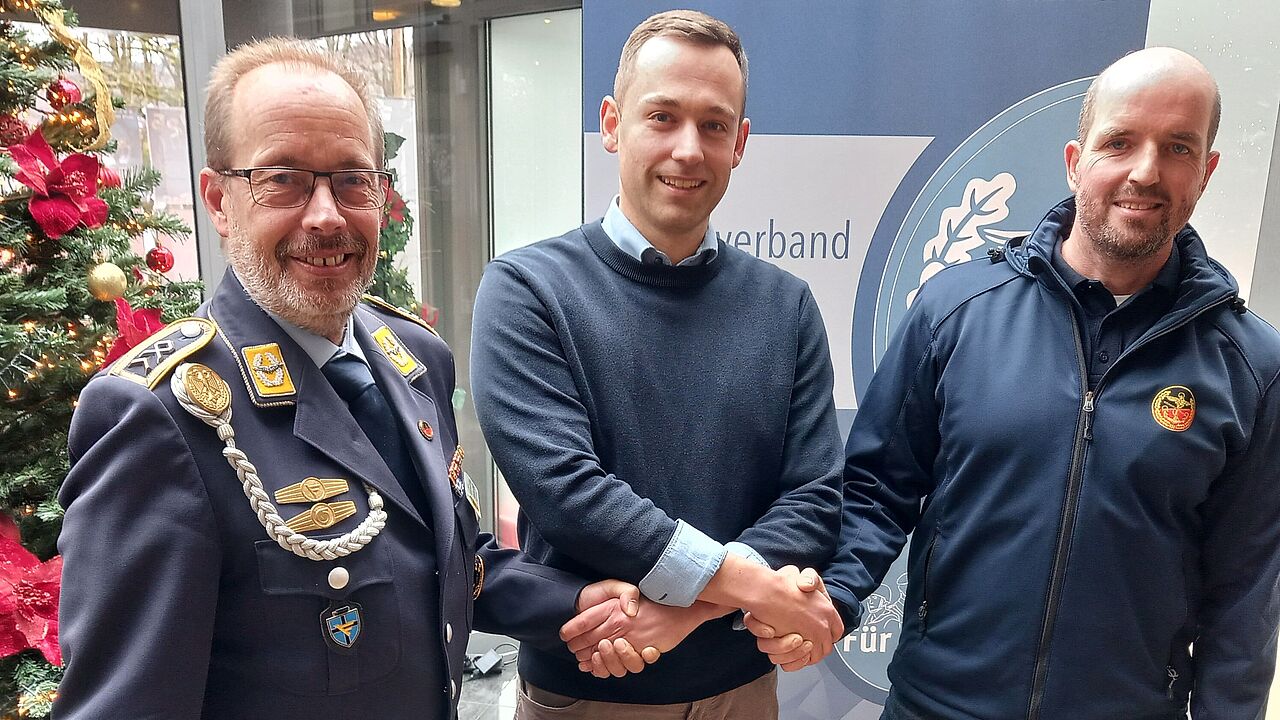 Zusammenarbeit Hand in Hand für die die Interessen der Zivilbeschäftigten: Landesvorsitzender Stabsfeldwebel Volker Keil, der neu gewählte Beauftragte für Tarifrechtsangelegenheiten Marcus Prange und der Beisitzer Zivile Beschäftigte Sebastian Käding. Foto: Gerald Arleth