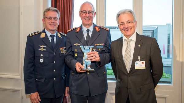 Hauptmann Andreas Steinmetz, Gneralleutnant Ansgar Rieks und der AFCEA-Vorstandsvorsitzende Erich Staudacher. Foto: DBwV/Bombeke