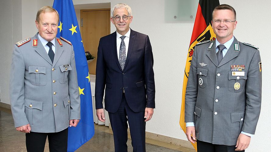 Bei der Verabschiedungszeremonie: General Ehrhard Bühler, Staatssekretär Gerd Hoofe und DBwV-Bundesvorsitzender Oberstleutnant André Wüstner. Foto: BMVg