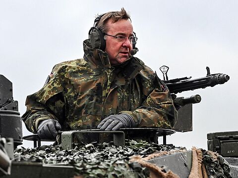 Verteidigungsminister Boris Pistorius, hier bei einem Besuch des Panzerbataillons 203 Anfang Februar, macht sich für mehr Geld für die Truppe stark. Foto: picture alliance / photothek / Thomas Imo