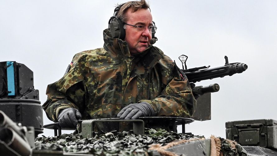 Verteidigungsminister Boris Pistorius, hier bei einem Besuch des Panzerbataillons 203 Anfang Februar, macht sich für mehr Geld für die Truppe stark. Foto: picture alliance / photothek / Thomas Imo
