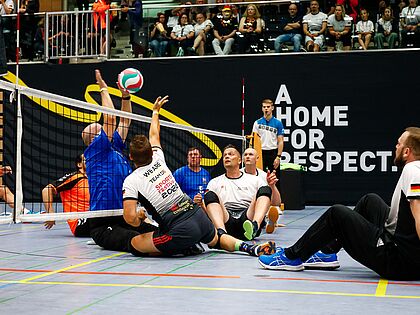 In vier Disziplinen treten die Athletinnen und Athleten beim „Invictus Germany Sports Festival" gegeneinander an – Sitzvolleyball ist eine davon. Foto: D.SPORTS/Kenny Beele