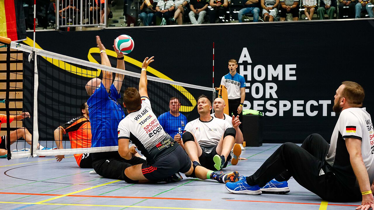 In vier Disziplinen treten die Athletinnen und Athleten beim „Invictus Germany Sports Festival" gegeneinander an – Sitzvolleyball ist eine davon. Foto: D.SPORTS/Kenny Beele