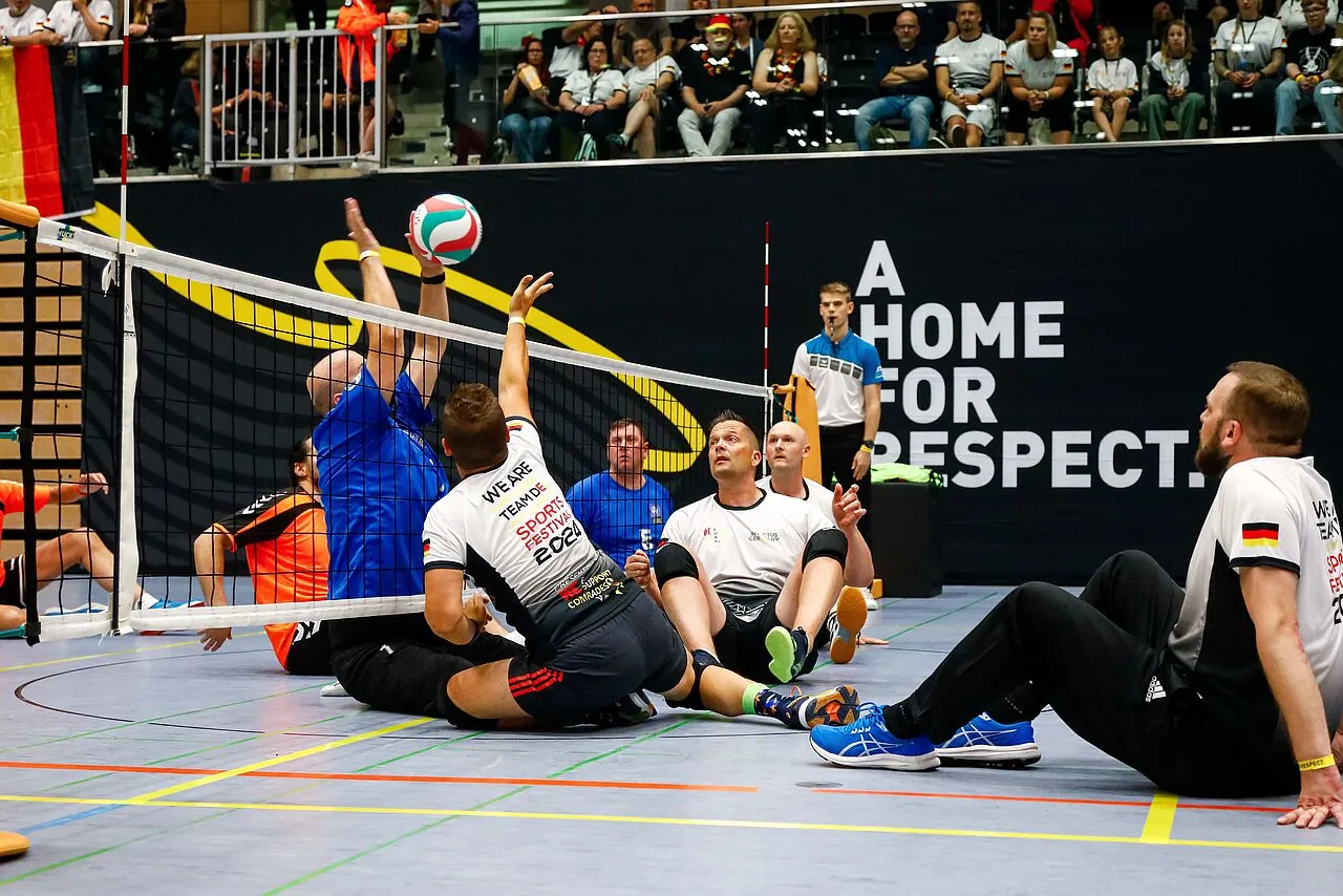 In vier Disziplinen treten die Athletinnen und Athleten beim „Invictus Germany Sports Festival" gegeneinander an – Sitzvolleyball ist eine davon. Foto: D.SPORTS/Kenny Beele
