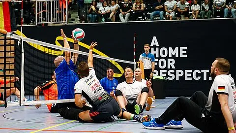 In vier Disziplinen treten die Athletinnen und Athleten beim „Invictus Germany Sports Festival" gegeneinander an – Sitzvolleyball ist eine davon. Foto: D.SPORTS/Kenny Beele