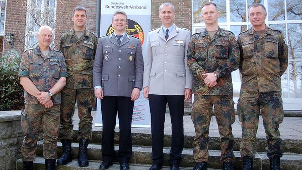 Wüstner, Strauß (3. und 4. v.l. ) und Mauritz (re.) mit Kommandeuren und Vorstandsmitgliedern Foto: DBwV/LV Nord