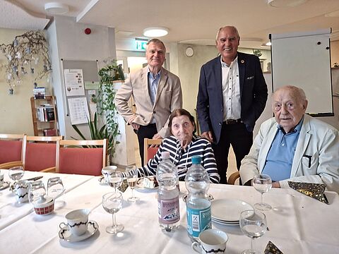 Geburtstagsbesuch der KERH Hann. Münden: Der 100jährige Oberst a.D. Gerhard Schulze (vorn mit seiner Ehefrau) trat bereits am 1. April 1957 in den DBwV ein. Foto: KERH Hann. Münden