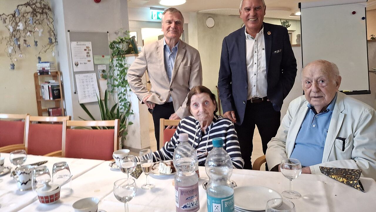 Geburtstagsbesuch der KERH Hann. Münden: Der 100jährige Oberst a.D. Gerhard Schulze (vorn mit seiner Ehefrau) trat bereits am 1. April 1957 in den DBwV ein. Foto: KERH Hann. Münden