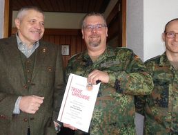 Ein Tagesordnungspunkt der letzten StoKa Sitzung war die Ehrung von Klaus-Jörg Himstedt durch die Stabsfeldwebel Frank Egler (TruKa Vorsitzender ArtS) und Andreas Mattill (stv. VorsStoKa) Foto: Michael Hochmuth