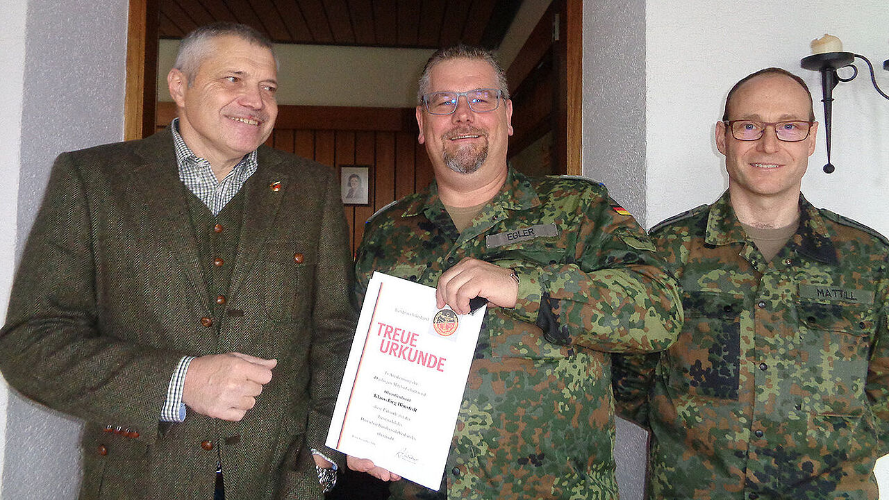 Ein Tagesordnungspunkt der letzten StoKa Sitzung war die Ehrung von Klaus-Jörg Himstedt durch die Stabsfeldwebel Frank Egler (TruKa Vorsitzender ArtS) und Andreas Mattill (stv. VorsStoKa) Foto: Michael Hochmuth