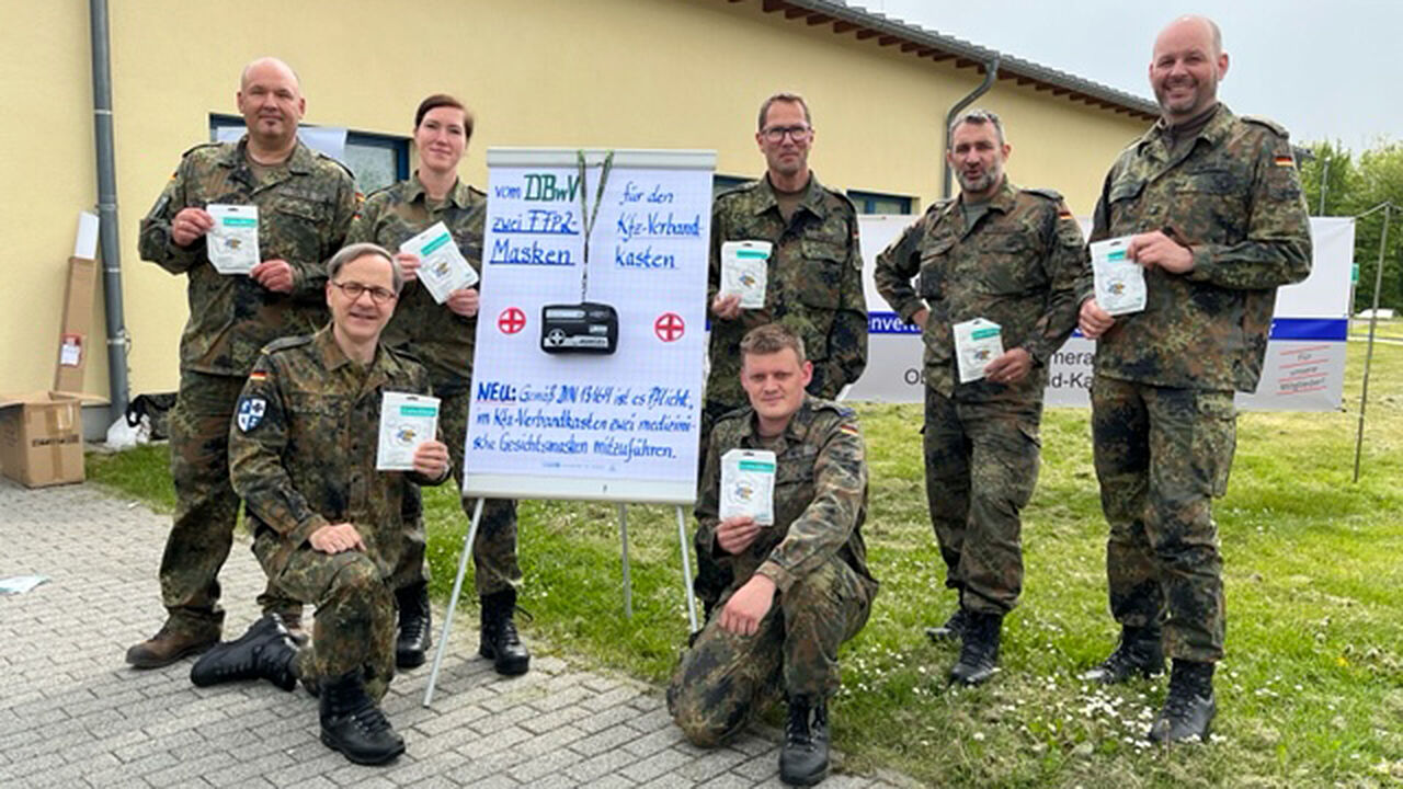 In Mayen machte die TruKa mit nützlichen DBwV-Giveaways auf die Normänderung für die Befüllung des Kfz-Verbandkasten aufmerksam. Foto: TruKa Oberst-Hauschild-Kaserne