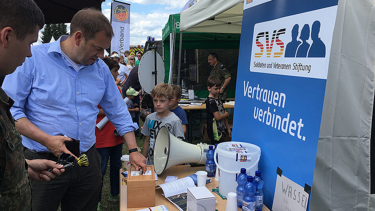 MdB Henning Otte spendet für die SVS am Informationsstand Einsatzbetreuung