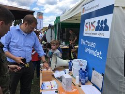 MdB Henning Otte spendet für die SVS am Informationsstand Einsatzbetreuung