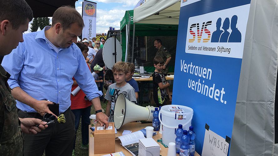 MdB Henning Otte spendet für die SVS am Informationsstand Einsatzbetreuung