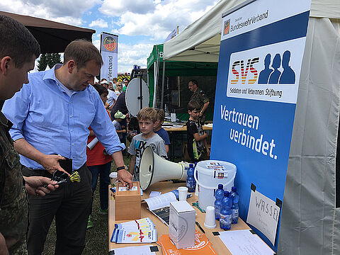 MdB Henning Otte spendet für die SVS am Informationsstand Einsatzbetreuung