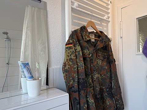 Die Uniform hängt immer im Badezimmer – „Meine Söhne stellten eines Morgens fest, dass meine Uniform einen neuen ,Punkt‘ hat“, erzählt Hauptmann Yvonne Spauke. „Damit kamen immer mehr Fragen zur Bundeswehr." Foto: Eva Krämer
