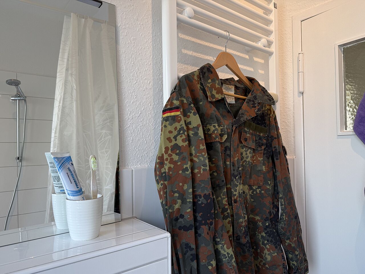 Die Uniform hängt immer im Badezimmer – „Meine Söhne stellten eines Morgens fest, dass meine Uniform einen neuen ,Punkt‘ hat“, erzählt Hauptmann Yvonne Spauke. „Damit kamen immer mehr Fragen zur Bundeswehr." Foto: Eva Krämer