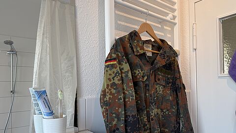 Die Uniform hängt immer im Badezimmer – „Meine Söhne stellten eines Morgens fest, dass meine Uniform einen neuen ,Punkt‘ hat“, erzählt Hauptmann Yvonne Spauke. „Damit kamen immer mehr Fragen zur Bundeswehr." Foto: Eva Krämer