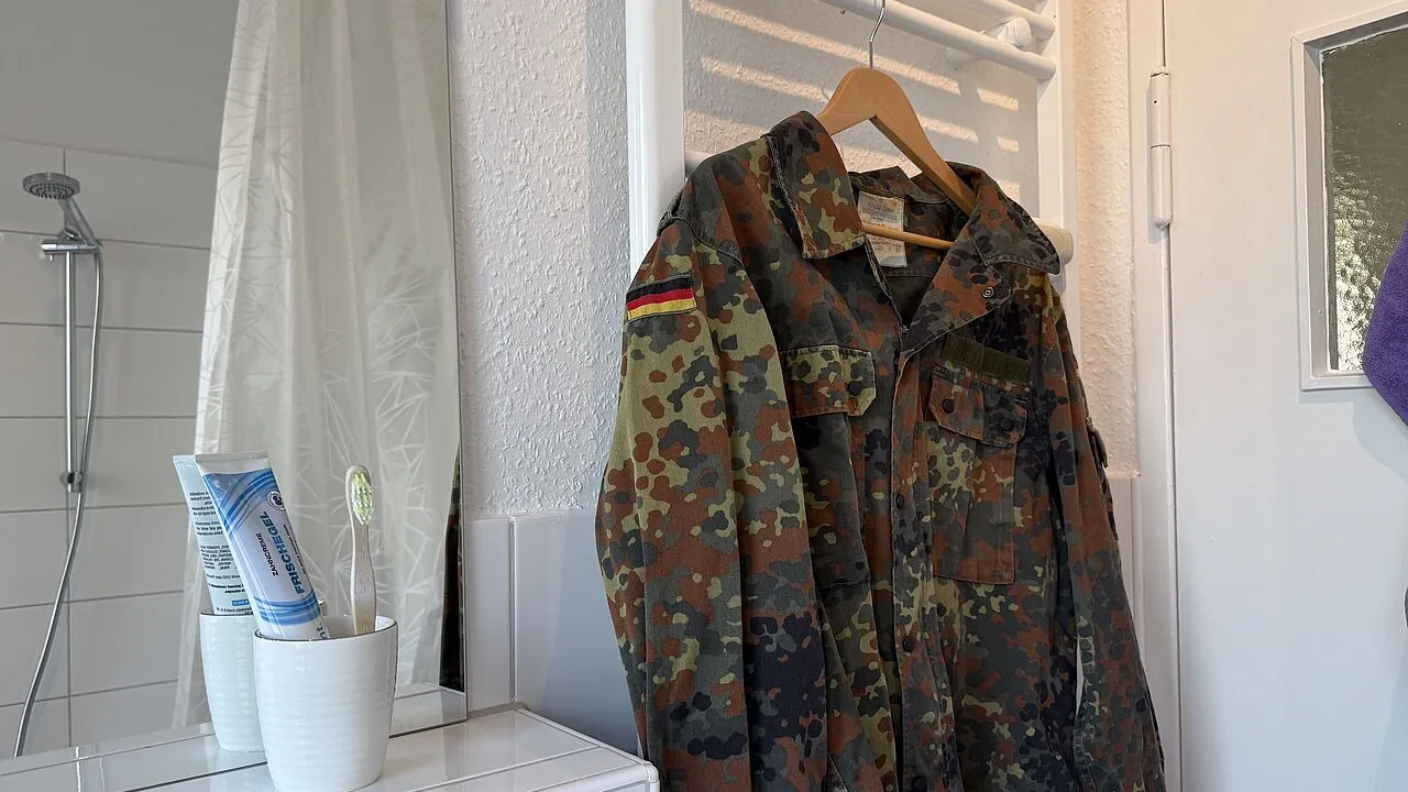 Die Uniform hängt immer im Badezimmer – „Meine Söhne stellten eines Morgens fest, dass meine Uniform einen neuen ,Punkt‘ hat“, erzählt Hauptmann Yvonne Spauke. „Damit kamen immer mehr Fragen zur Bundeswehr." Foto: Eva Krämer