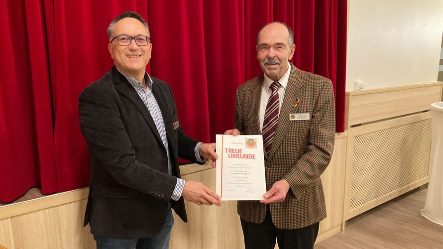 Hauptmann a.D. Friedhelm Chmieleck (r.) erhielt beim Kameradschaftstreffen die Treueurkunde für 40-jährige Mitgliedschaft im DBwV. Foto: Wolfgang Binder