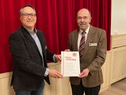 Hauptmann a.D. Friedhelm Chmieleck (r.) erhielt beim Kameradschaftstreffen die Treueurkunde für 40-jährige Mitgliedschaft im DBwV. Foto: Wolfgang Binder